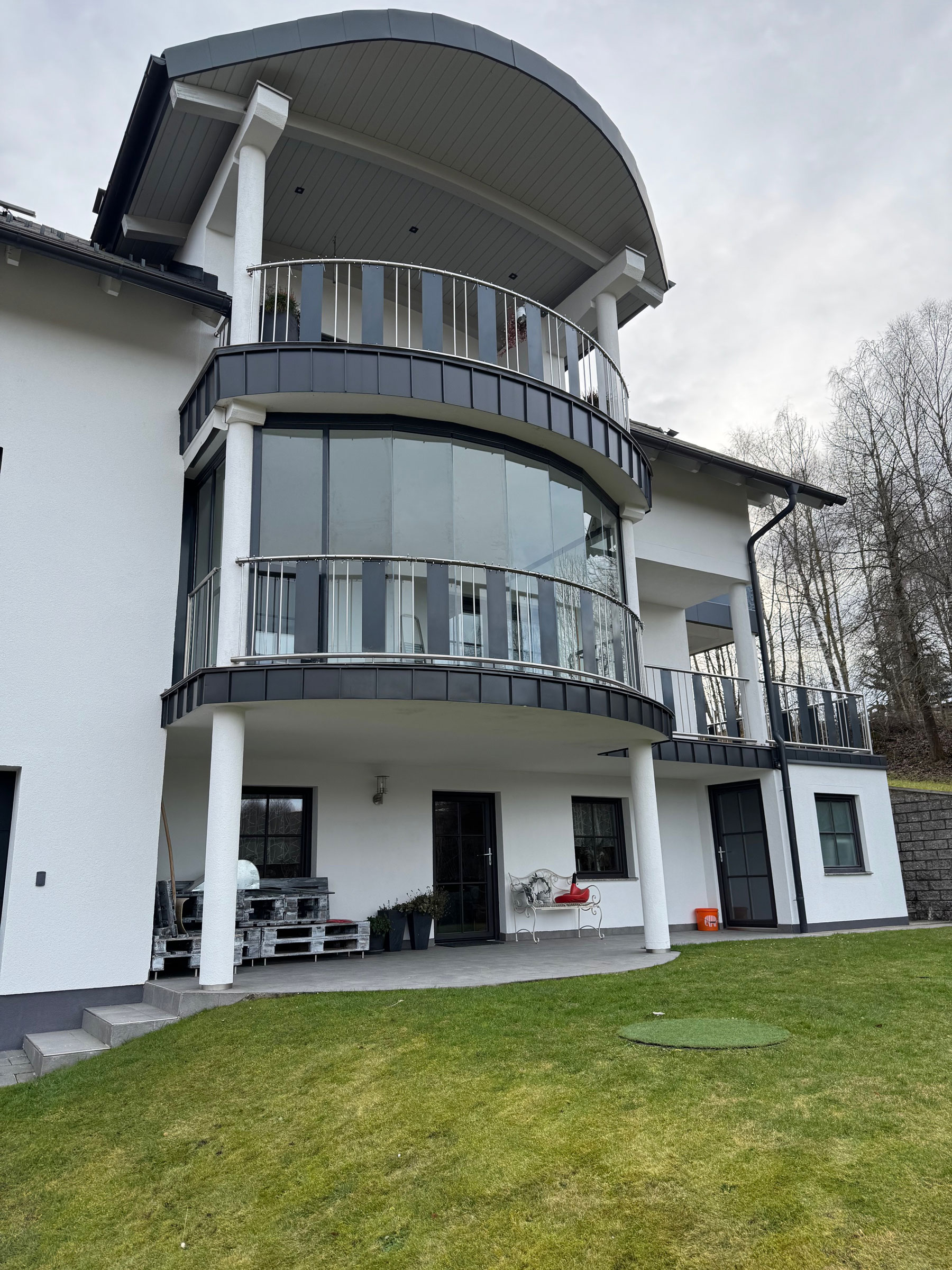 Balkonverglasung nachträglich mit Schiebe-Dreh-System – Projektbilder zeigen moderne Lösungen