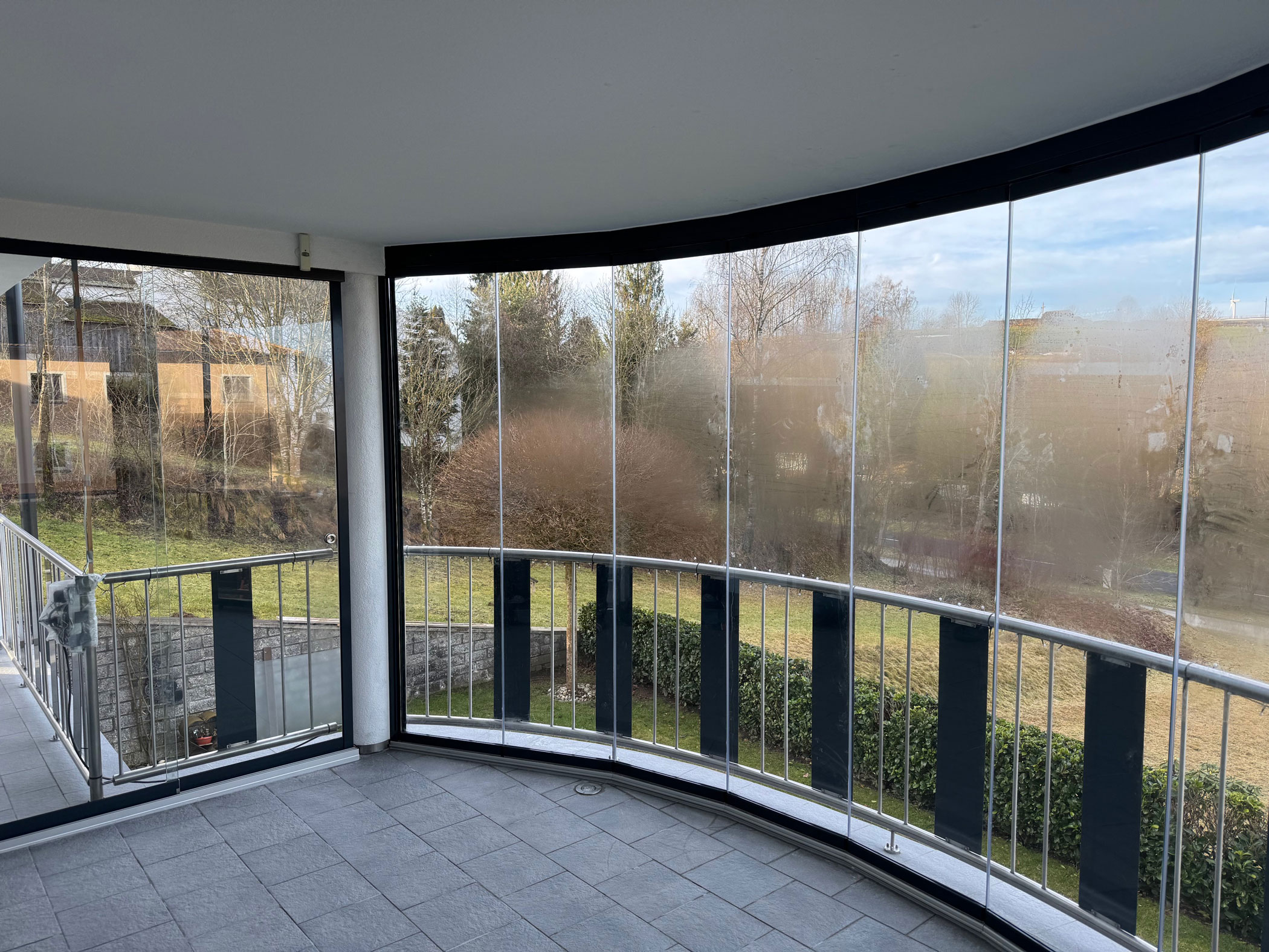 Balkonverglasung mit innovativem Schiebe-Dreh-System in Österreich für flexible und platzsparende Lösungen