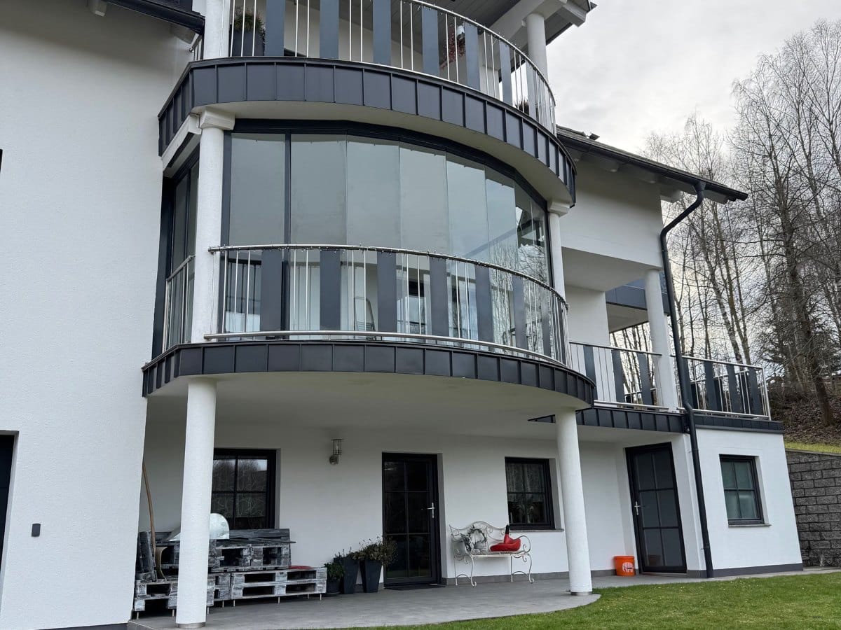 Nachträgliche Balkonverglasung mit Sunflex Schiebe-Dreh-System SF 25 an einem Wohnhaus in Oberösterreich, Projekt von Fenster Schmidinger