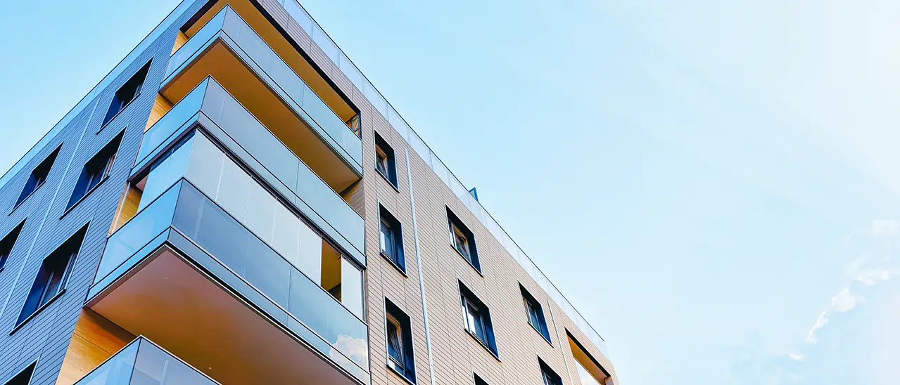 Balkonverglasungen und Balkon Fenster schützen effektiv vor Lärm, Wind, Regen, Schmutz und störende Gerüche