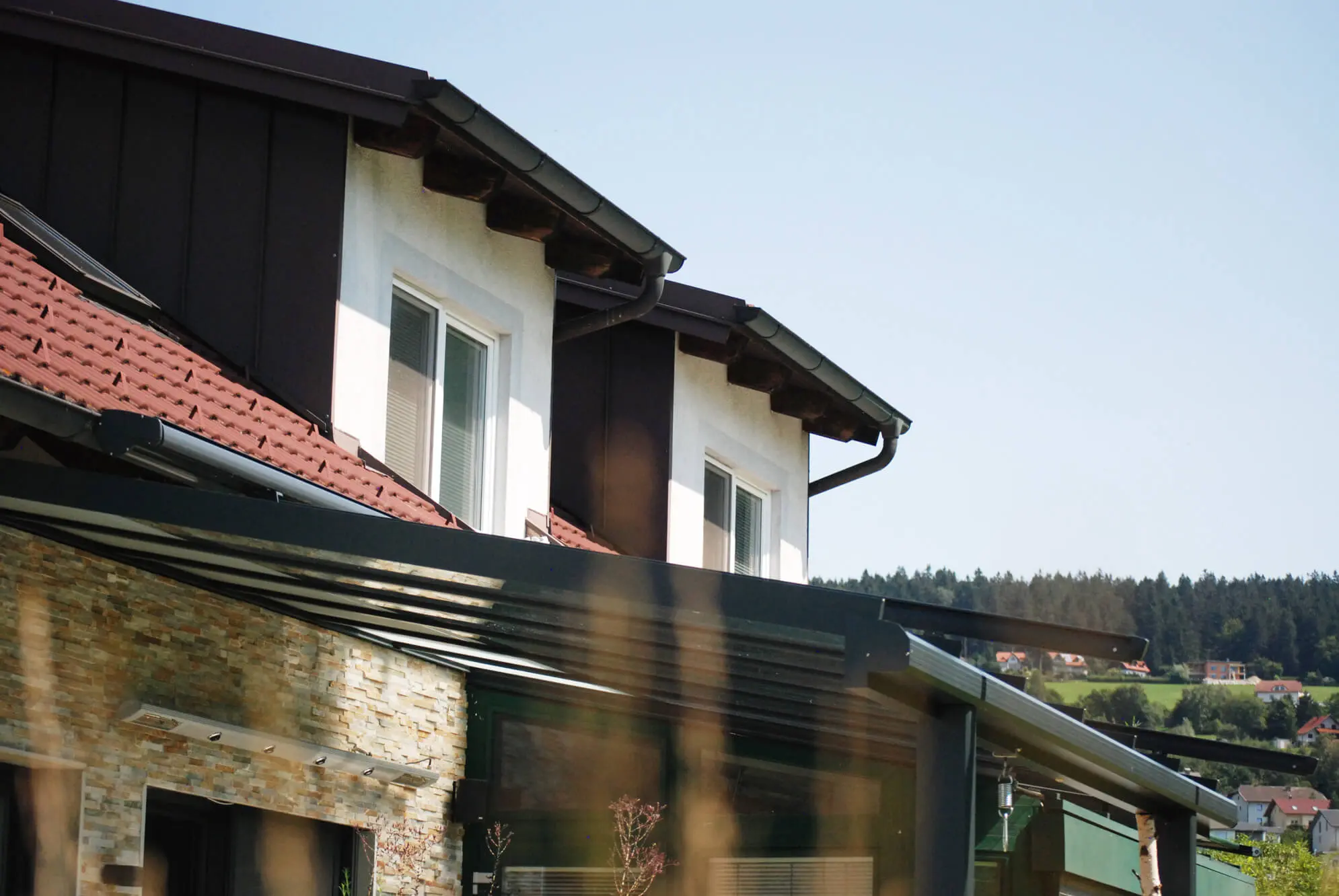 Beispielbilder einer Terrassenüberdachung mit Infrarot Heizstrahler an Wand montiert