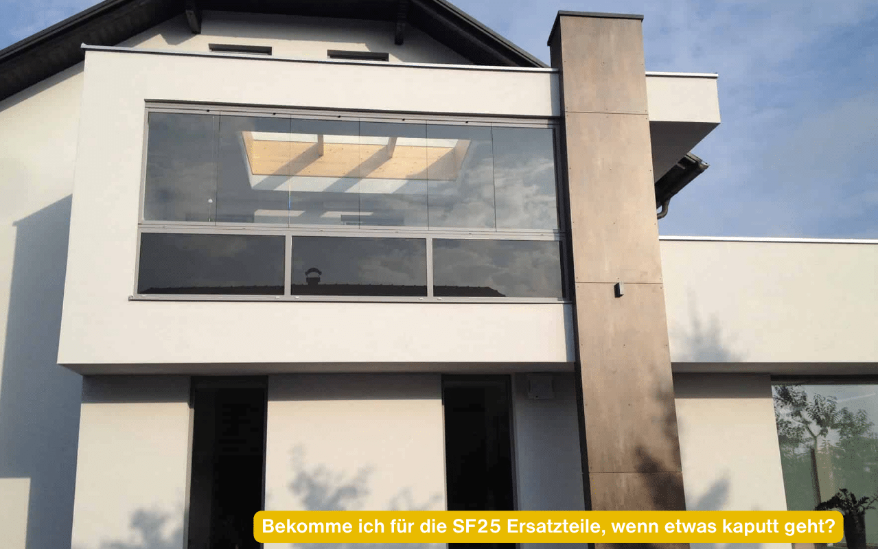 Bekomme ich für die SF25 Ersatzteile, wenn etwas kaputt geht? Verglaster Balkon mit Sunflex SF 25 an einem modernen Einfamilienhaus