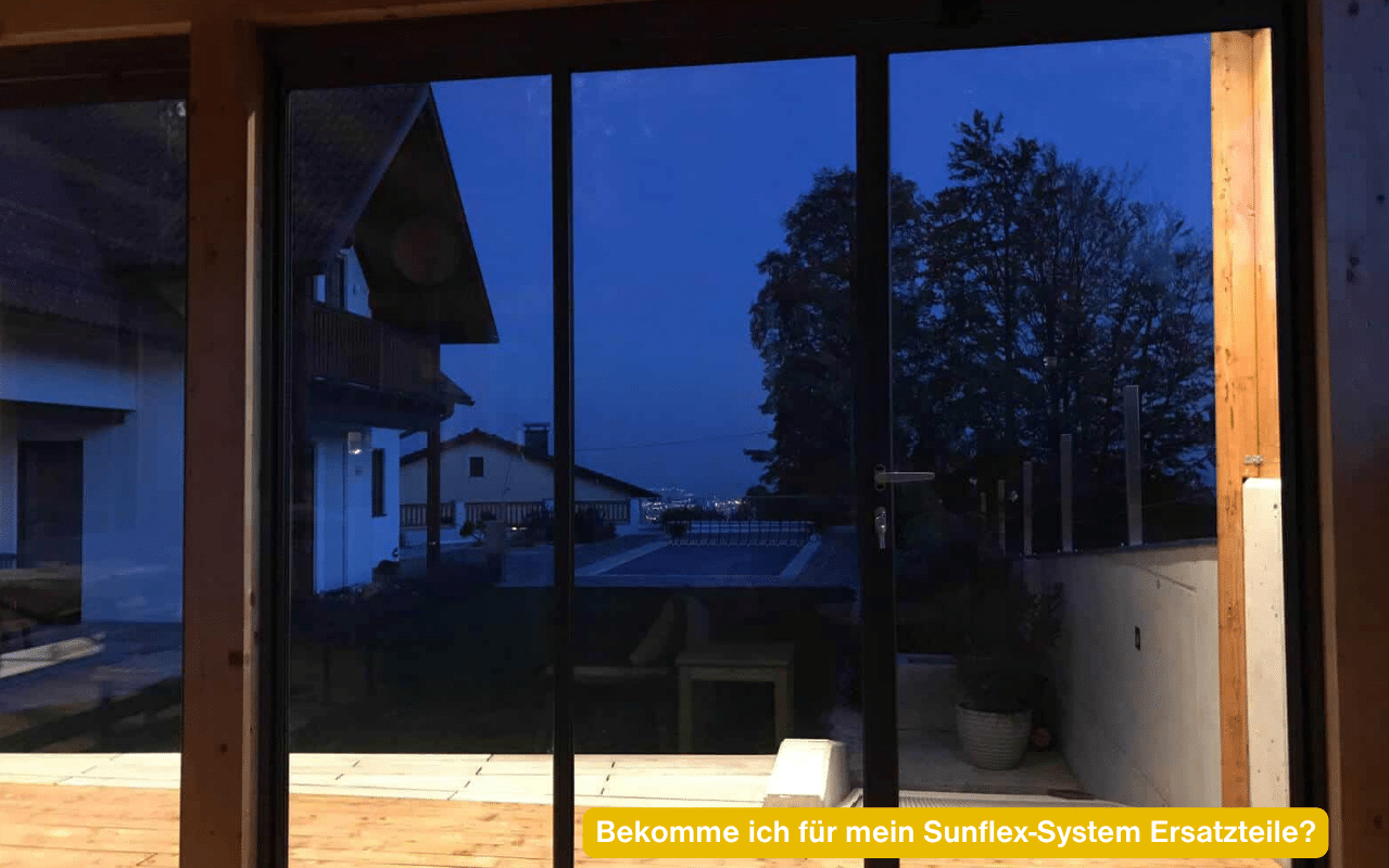Bekomme ich für mein Sunflex-System Ersatzteile? Gerahmte Schiebe-Dreh-Tür von innen mit Blick auf die Terrasse