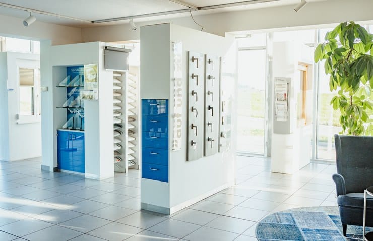 Schauraum von Fenster Schmidinger in Gramastetten mit Fenstergriffen, Mustern und Sitzecke