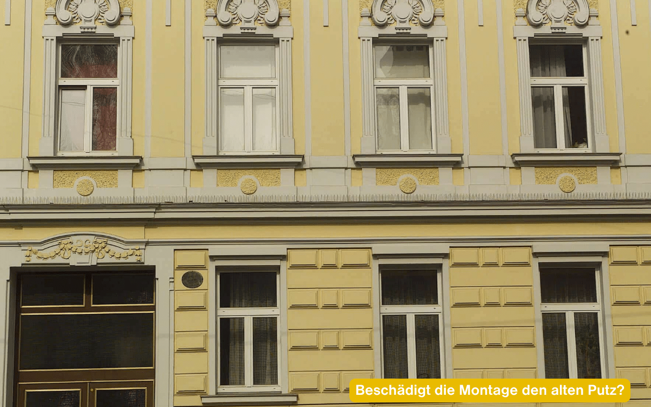 Beschädigt die Montage den alten Putz? Altbaufassade mit Stuck in Linz und neuen weißen Kunststofffenstern