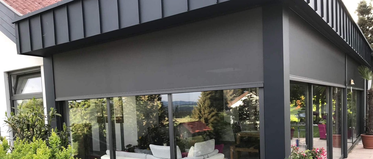 Beschattung Senkrechtmarkisen sorgen für effektiven Sonnen und Sichtschutz an modernen Glasfassaden und Wintergärten.