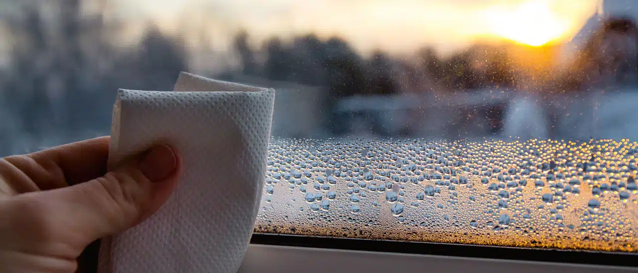 Besonders im Winter klagen viele Wohnungsbesitzer über schwitzende Fenster und Türen. Doch oft ist nicht das Fenster an sich schuld, sondern dass Lüftungsverhalten der Mieter:innen. Daher unsere Empfehlung regelmäßig im Winter die Fenster komplett öffnen und für einen Luftaustausch sorgen!