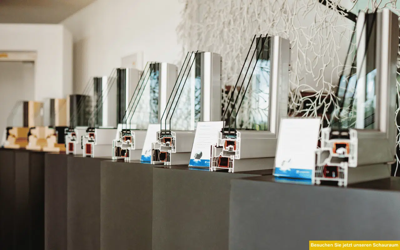 Im Schauraum in Gramastetten in Oberösterreich können Besucher verschiedene Fensterprofile, Materialien und Verglasungen direkt vergleichen. Fenster-Schmidinger präsentiert dort Produkte aus österreichischer Fertigung.