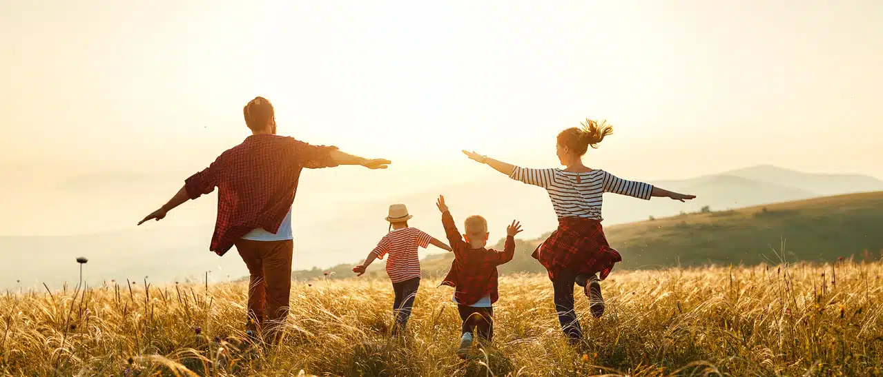 Betriebsurlaub Sommer 2022 bei Fenster-Schmidinger Freude bei glücklicher Familie und Beschäftigten auf gemeinsame Auszeit