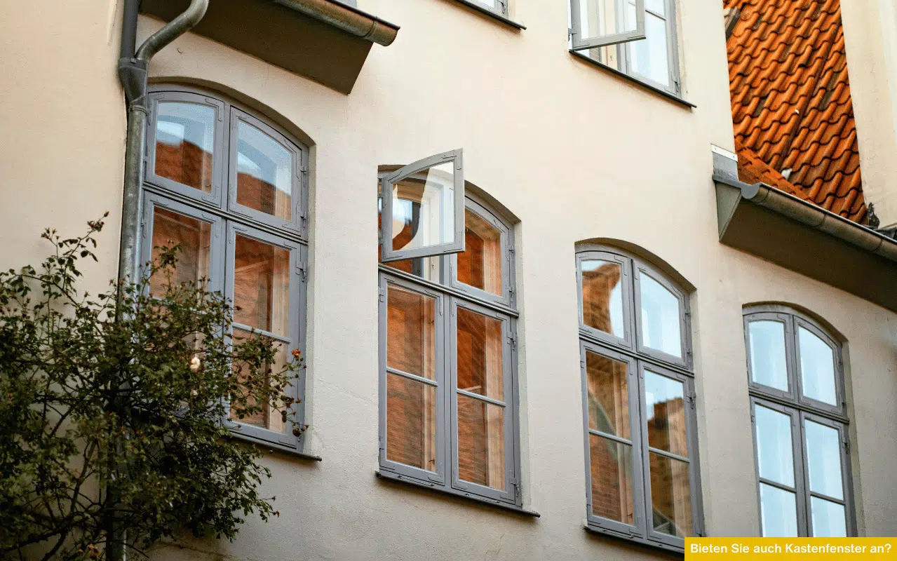 Bieten Sie auch Kastenfenster an zeigt historische Kastenfenster an einer Fassade und informiert über das Thema Kastenfenster