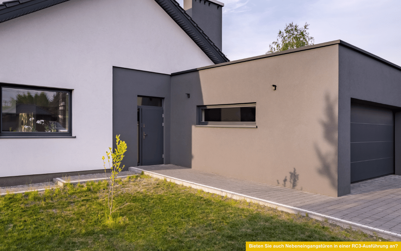 Bieten Sie auch Nebeneingangstüren in einer RC3-Ausführung an bei modernem Haus mit dunkler Tür.
