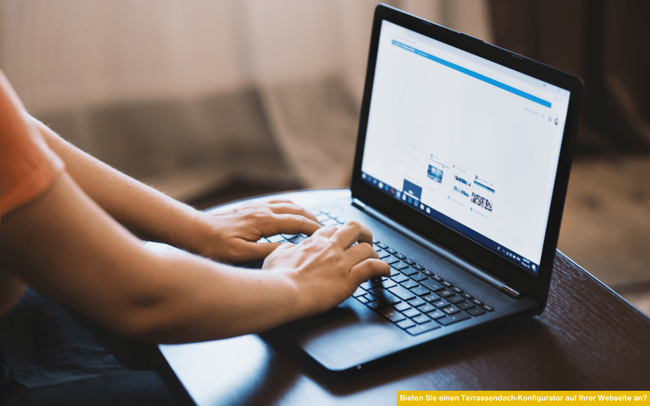 Das Bild zeigt eine Person, die an einem Laptop sitzt und eine Webseite aufruft. Der Bildschirm zeigt eine offene Browserseite - symbolisch für die Online-Suche nach einem Terrassendach-Konfigurator oder Preisrechner.