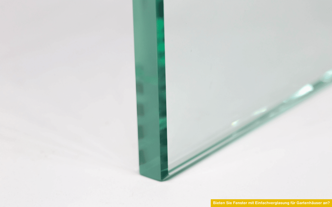 Bieten Sie Fenster mit Einfachverglasung für Gartenhäuser an? Glaskante einer klaren Glasscheibe aus Einfachverglasung im Detail.