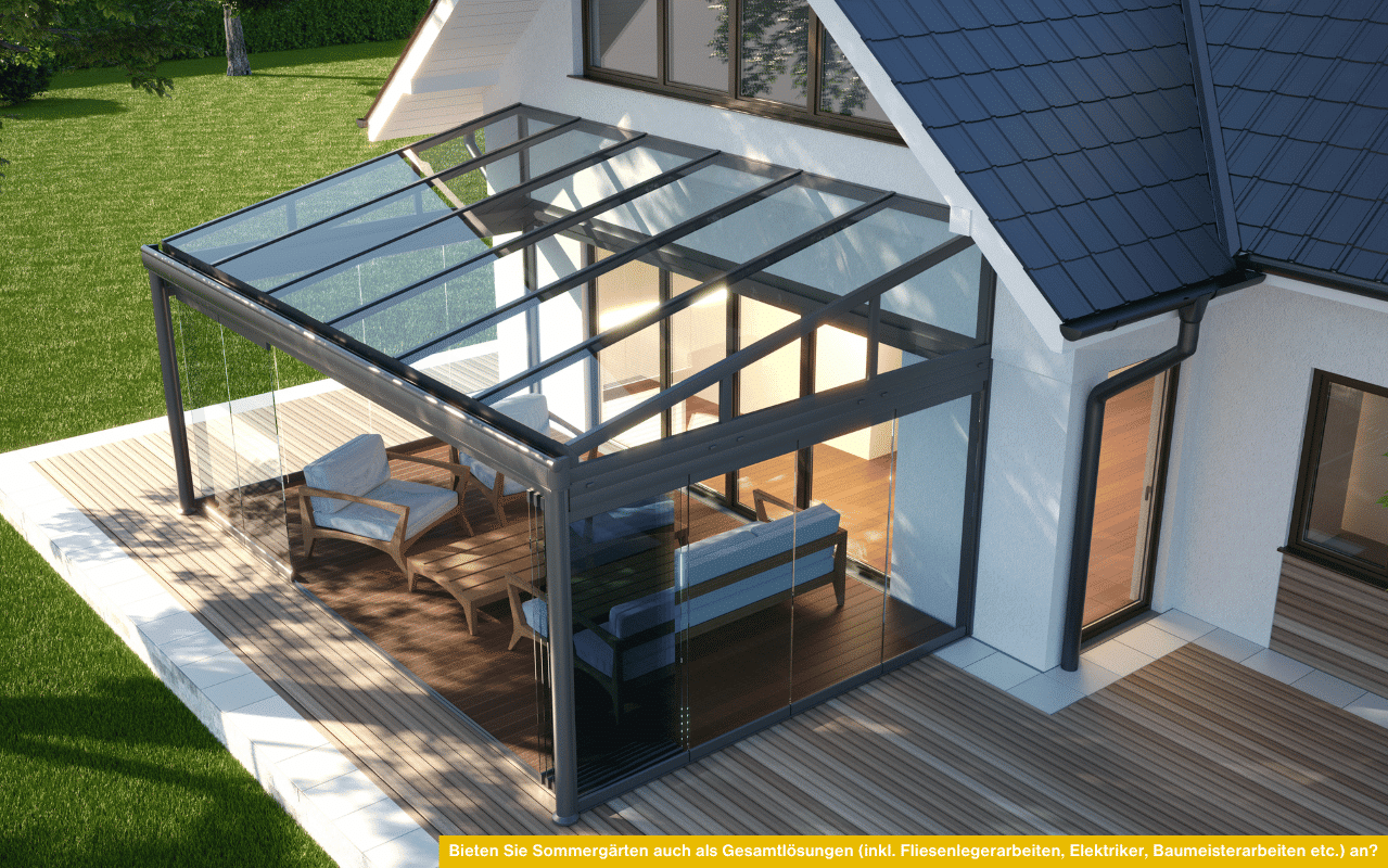 Das Bild zeigt einen modernen Sommergarten mit Glasdach und seitlichen Glasschiebetüren, angebaut an ein Wohnhaus. Innen ist der Raum mit gemütlichen Sitzmöbeln ausgestattet. Der Boden ist aus Holzpaneelen, die bis in den Garten führen.