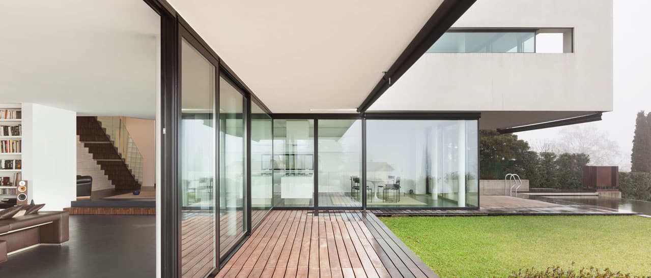 Bodentiefe Fenster in dunkler Außenfarbe, außen dunkel, modernes Design.