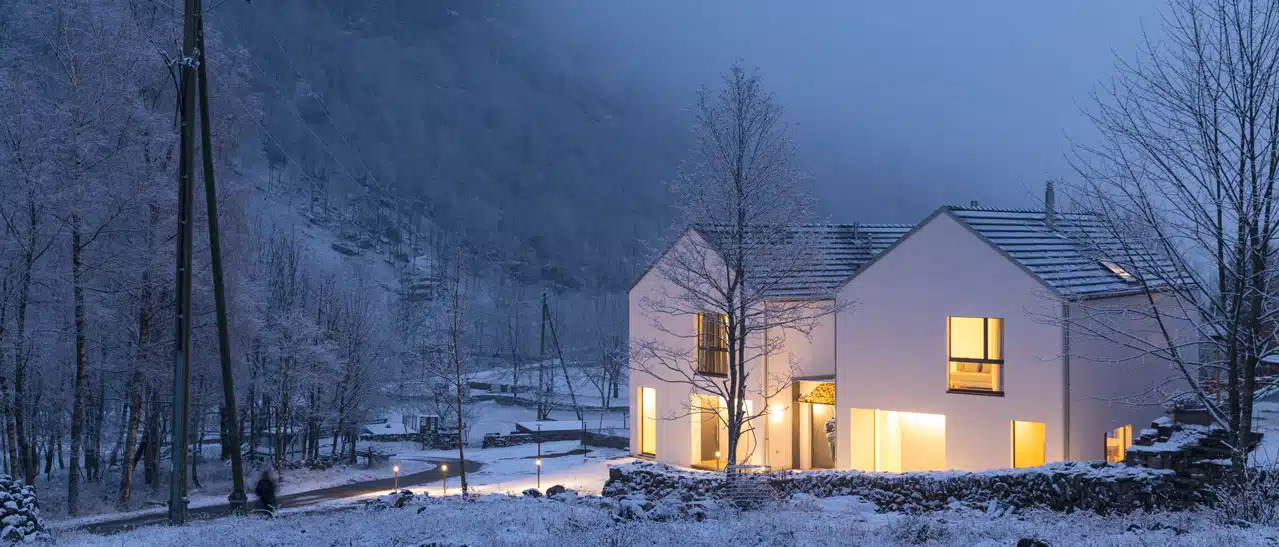 Winterhaus mit bodentiefen Fenstern zeigt Wärmeschutz für Energieeffizienz