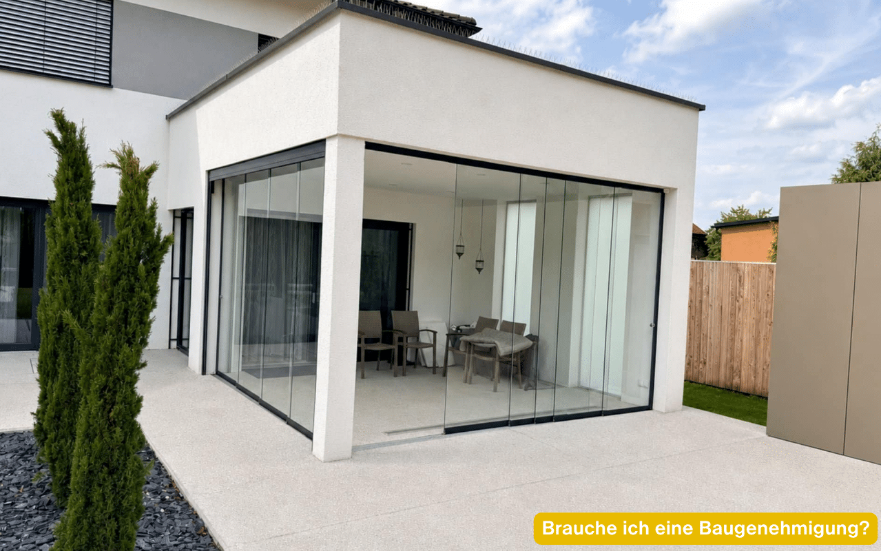 Brauche ich eine Baugenehmigung? Ganzglas-Schiebetüren unter einem Flachdach-Vorbau an einem modernen Haus
