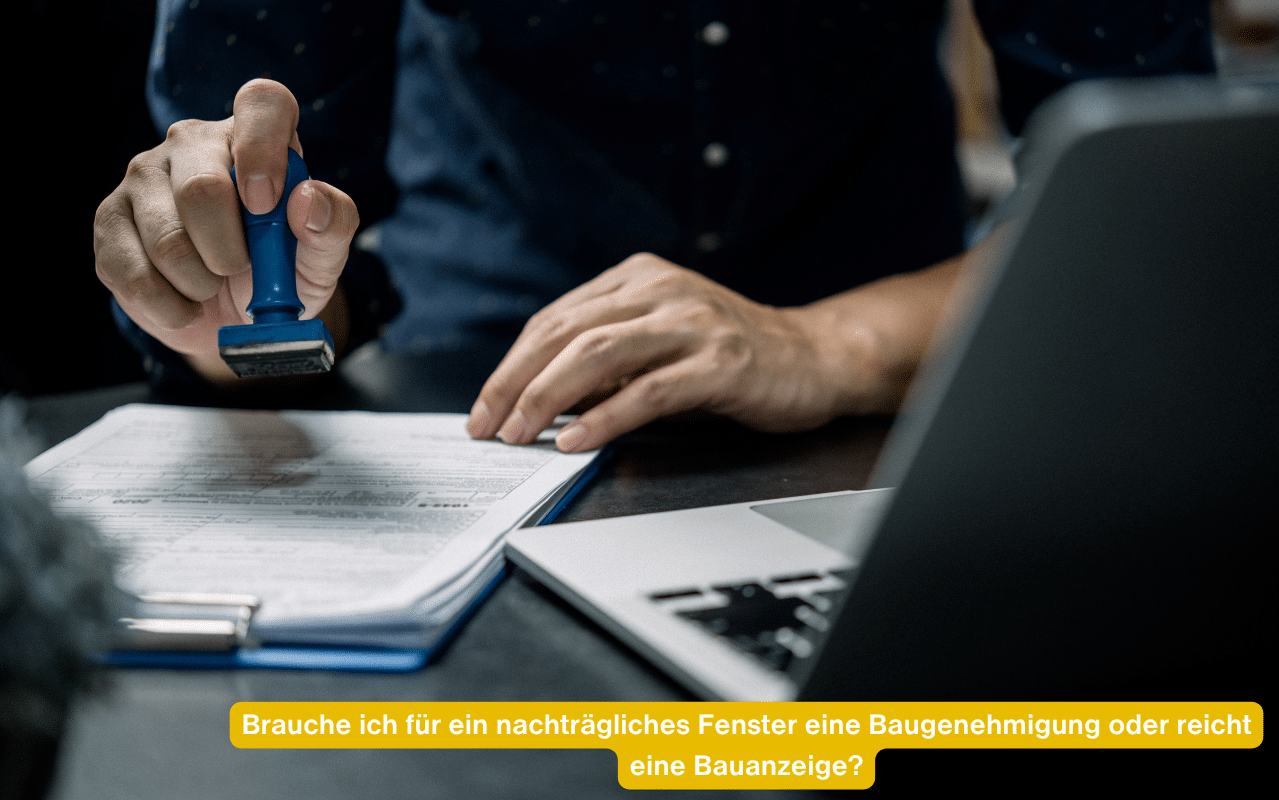Brauche ich für ein nachträgliches Fenster eine Baugenehmigung oder reicht eine Bauanzeige – Hand mit blauem Stempel auf Bauantrag