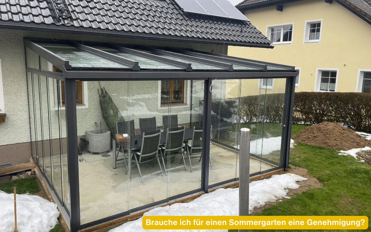 Brauche ich für einen Sommergarten eine Genehmigung? Angebauter Sommergarten mit Glasdach und Glasschiebewänden, 5 × 4 Meter