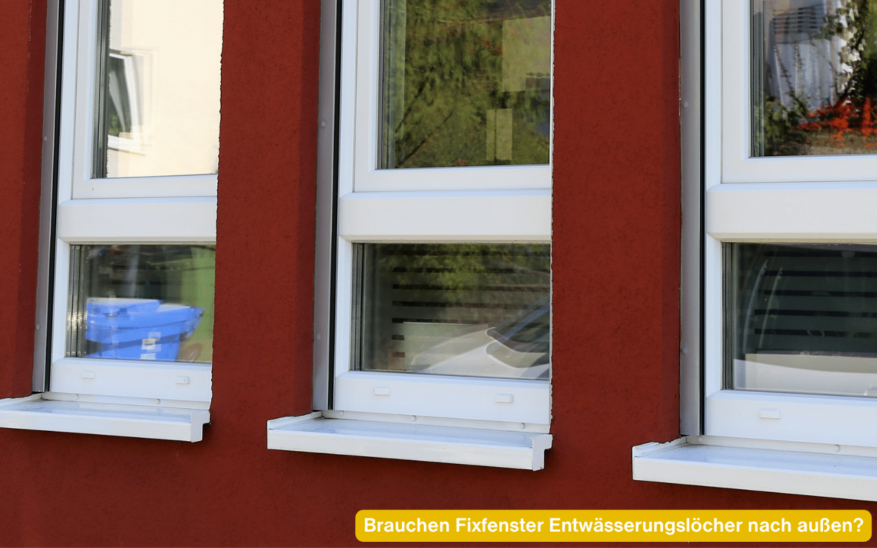 Brauchen Fixfenster Entwässerungslöcher nach außen? Weiße Fenster mit Fixteil und Wasserschlitzkappen an roter Fassade