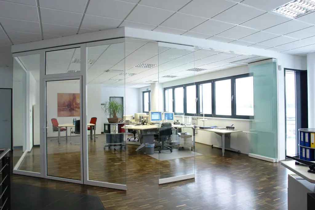 Büro Trennwandsystem mit Falttüren Glas