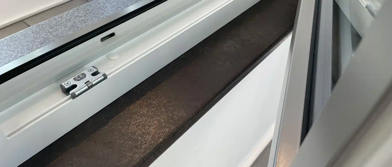 Fensterrahmen mit sichtbarer Zertifizierung am Schließteil als Beispiel. Zertifizierte Fenster- und Türenqualität beachten.