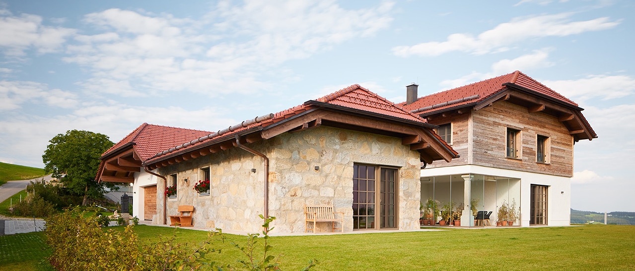Damit Sie lange Freude mit Ihren Holz-Alu-Fenstern haben, sollten diese nur vom Fachbetrieb eingebaut werden wie bei diesem Einfamilienhaus.
