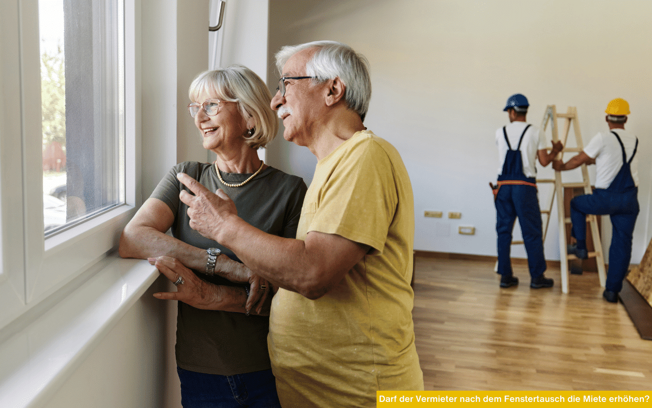 Darf der Vermieter nach dem Fenstertausch die Miete erhöhen? Seniorenpaar am neuen Fenster während Renovierung