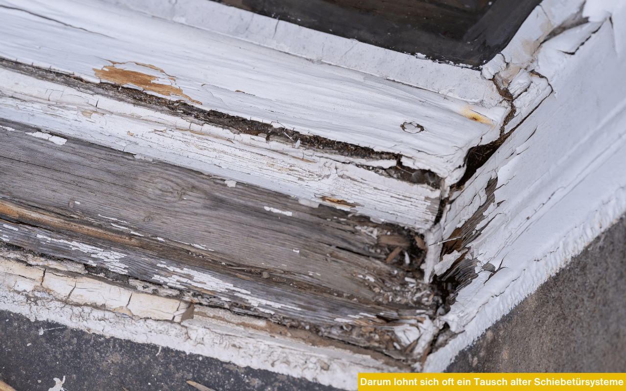Darum lohnt sich oft ein Tausch alter Schiebetürsysteme bei Holz mit abgeplatzter Farbe und verwittertem Rahmen.
