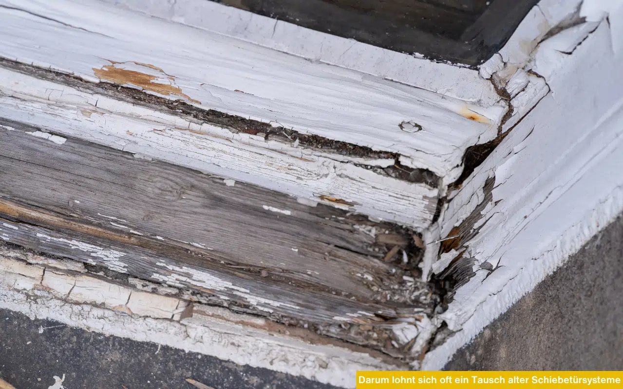Darum lohnt sich oft ein Tausch alter Schiebetürsysteme bei Holz mit abgeplatzter Farbe und verwittertem Rahmen.