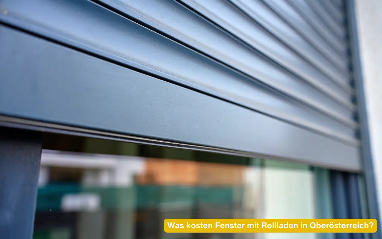 Detailansicht eines modernen anthrazitfarbenen Rollladenpanzers. Was kosten Fenster mit Rollladen in Oberösterreich?