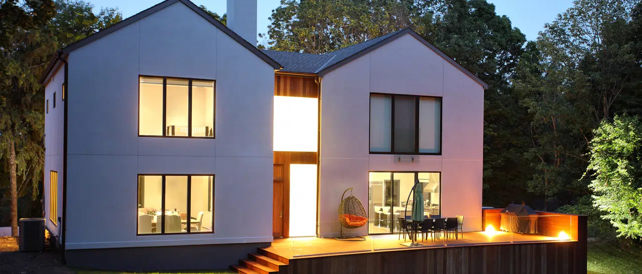 Fenster für Mehrgenerationenhaushalt mit großen Fensterelementen für helle, lichtdurchflutete Räume und ein modernes Zuhause