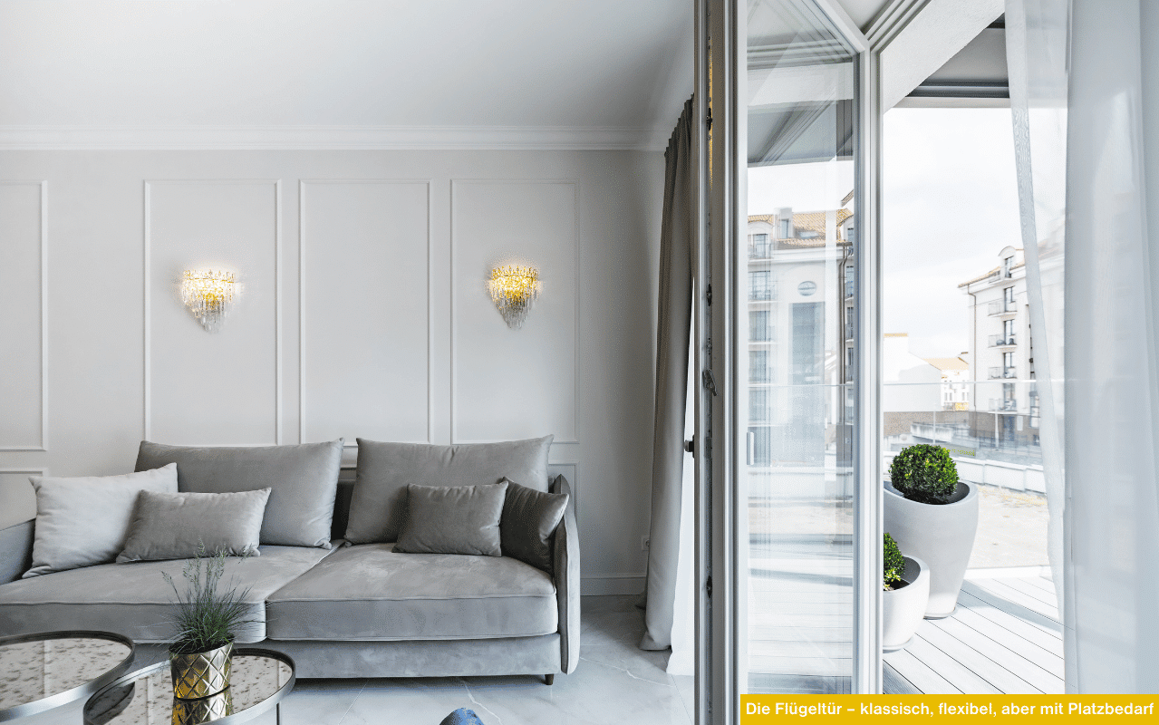 Die Flügeltür klassisch flexibel aber mit Platzbedarf zeigt offenen Türflügel vom Wohnzimmer auf den Balkon mit viel Tageslicht.