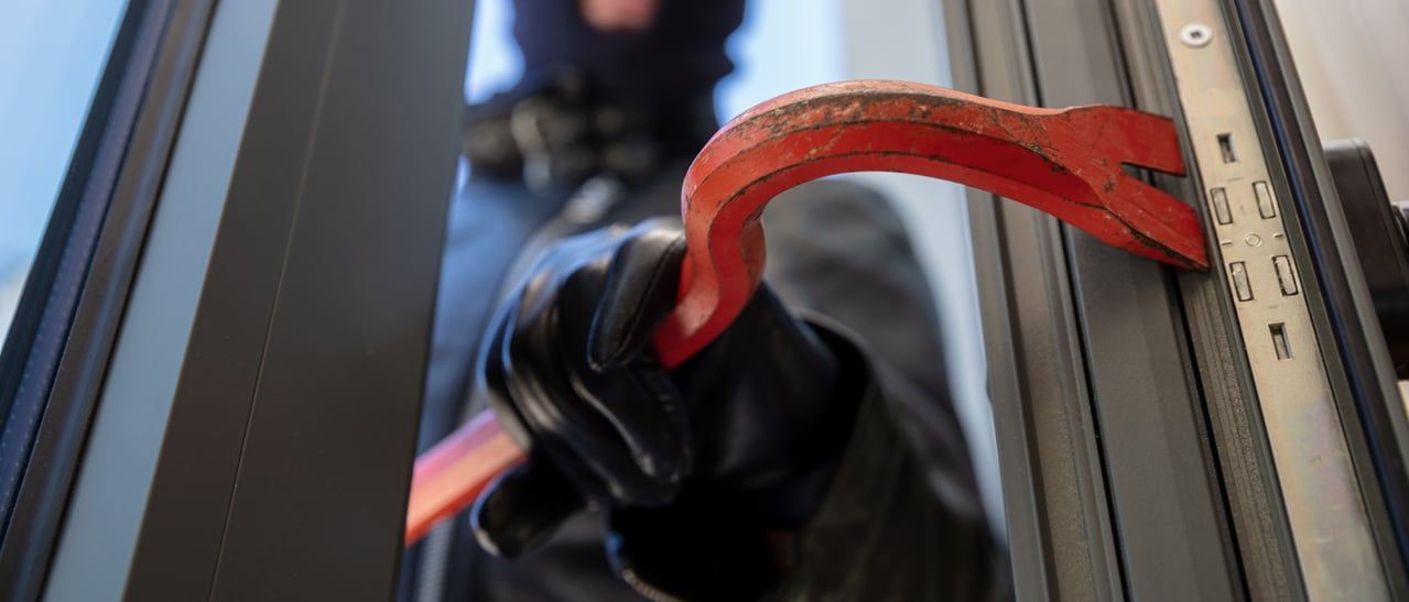 Sicherheitseingangstüre RC2 schützt zuverlässig vor Einbruchversuchen mit Werkzeugen wie Schraubendreher oder Brechstange.