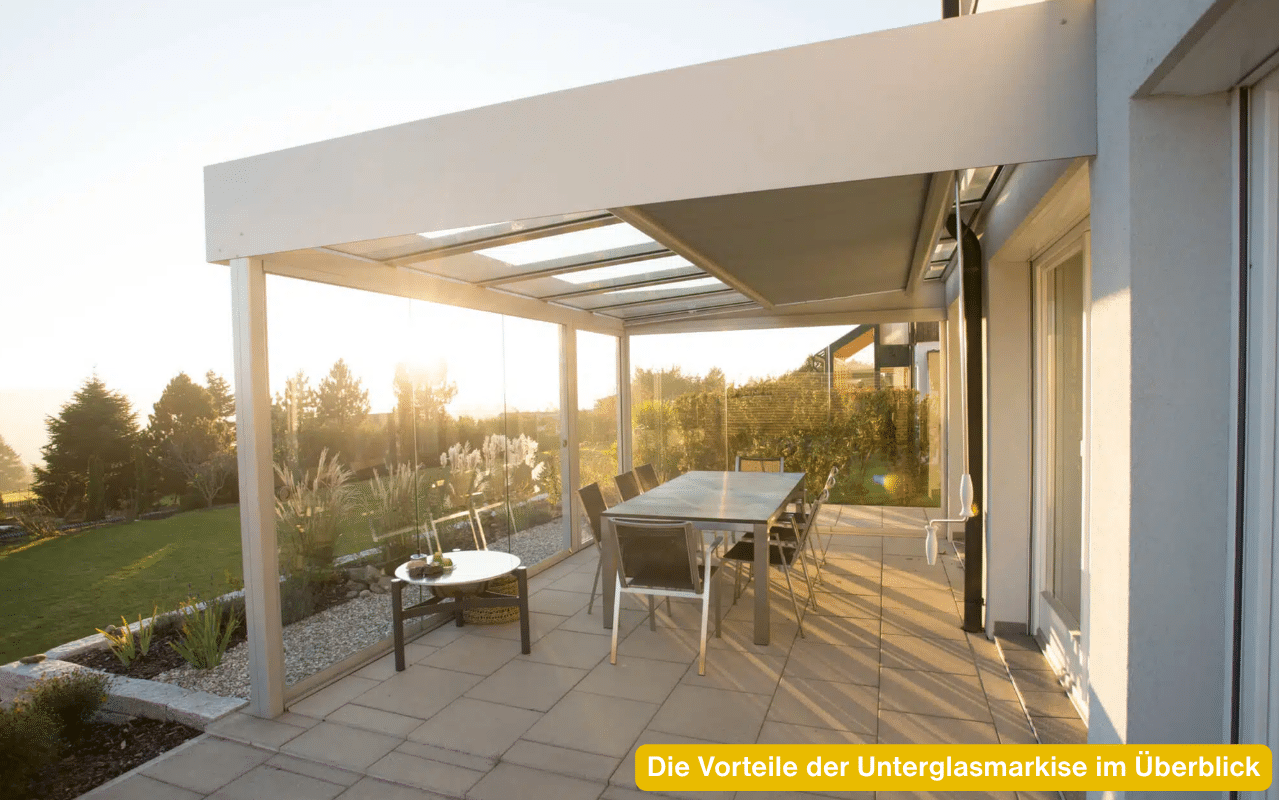 Die Vorteile der Unterglasmarkise im Überblick am Beispiel einer verglasten Terrassenüberdachung mit Sitzplatz