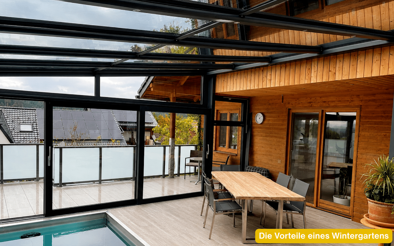 Die Vorteile eines Wintergartens mit viel Glas, Essbereich und direktem Zugang zur Terrasse
