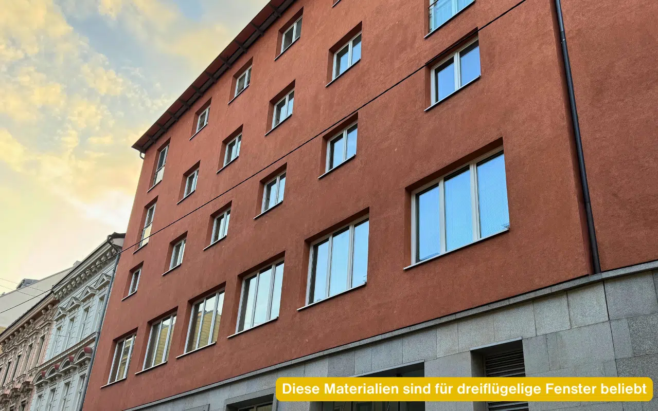 Fassade eines modernen Gebäudes mit vielen Fenstern. Diese Materialien sind für dreiflügelige Fenster beliebt und wählbar.
