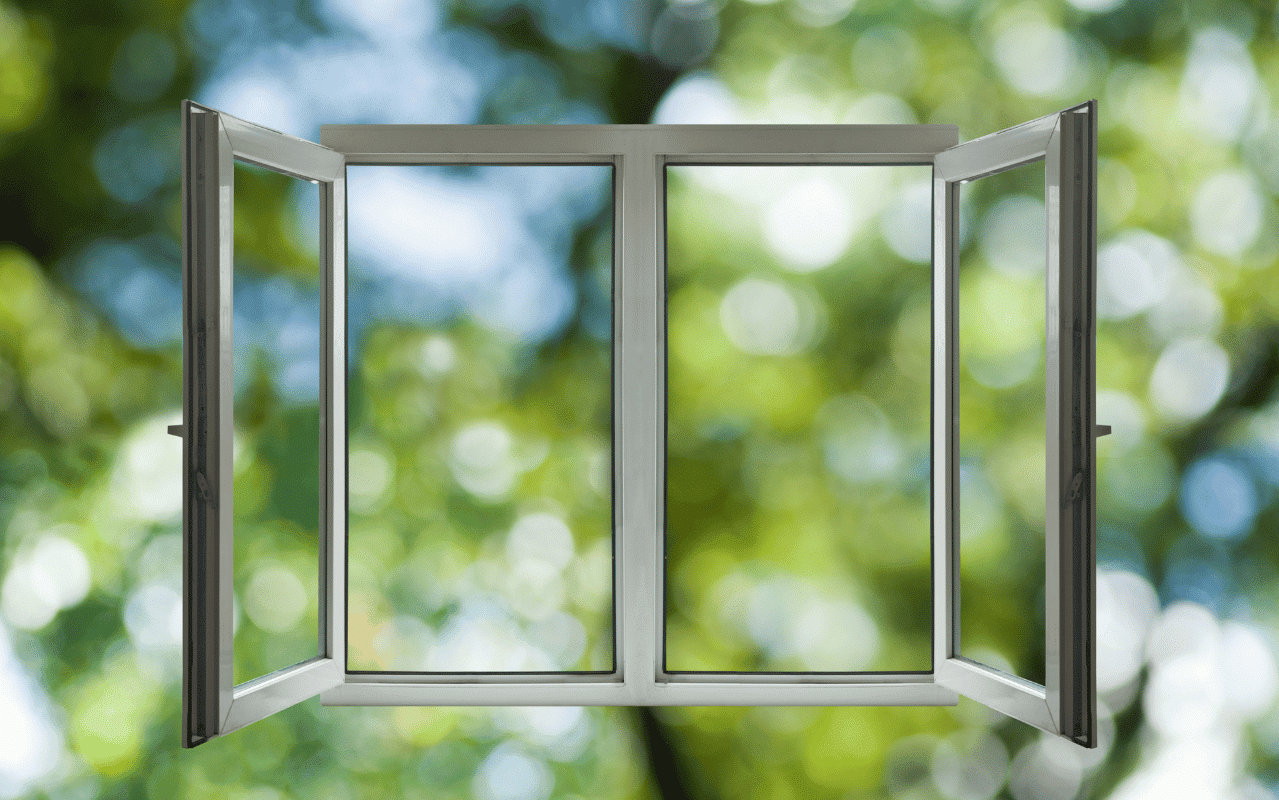 Zweiflügelige klassisches Fensterdesign mit zwei geöffneten Flügeln und hellem Tageslicht im Hintergrund.