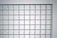 Drahtglas - Strukturiertes Glas mit sichtbar eingelegtem Drahtgeflecht in gleichmäßigem Raster.