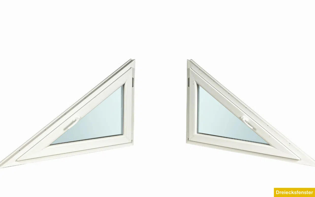 Ein großes, weißes Dreiecksfenster im Giebel eines modernen Hauses, das viel Licht in den Innenraum lässt.