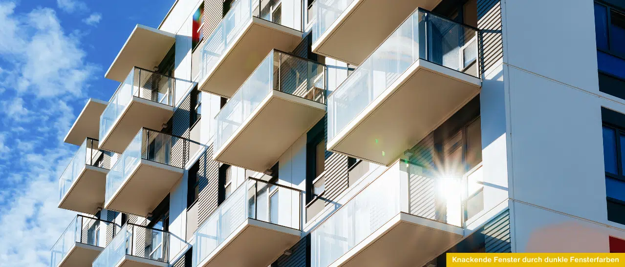 Dunkle Fensterfarben können bei starker Sonneneinstrahlung und Temperaturschwankungen knackende Geräusche verursachen.