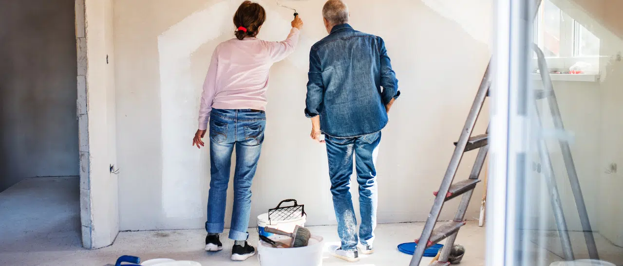 Reifes Paar plant Zukunft nach Wohnungssanierung – Durchblick beim Fensterkauf mit unseren Spartipps.