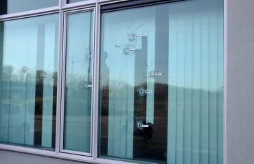 Durchschusshemmende Fenster bieten Schutz vor Schusswaffen und verhindern das Eindringen durch normale Verglasung.