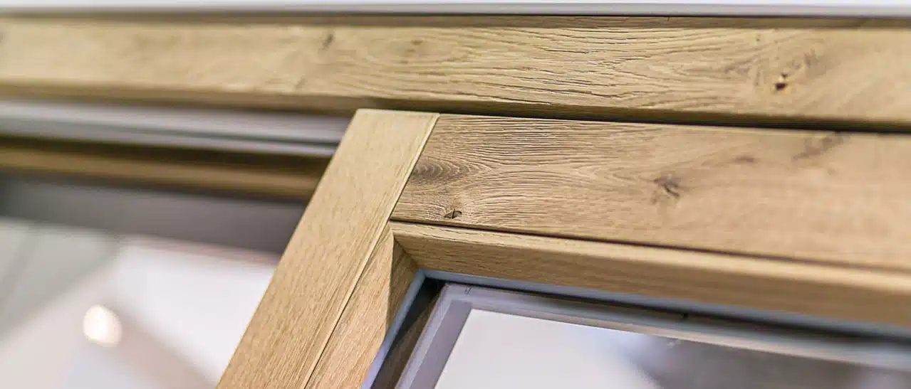 Detailansicht eines Eichenholzfensters in Oberösterreich mit feiner Holzstruktur und präziser Verarbeitung.