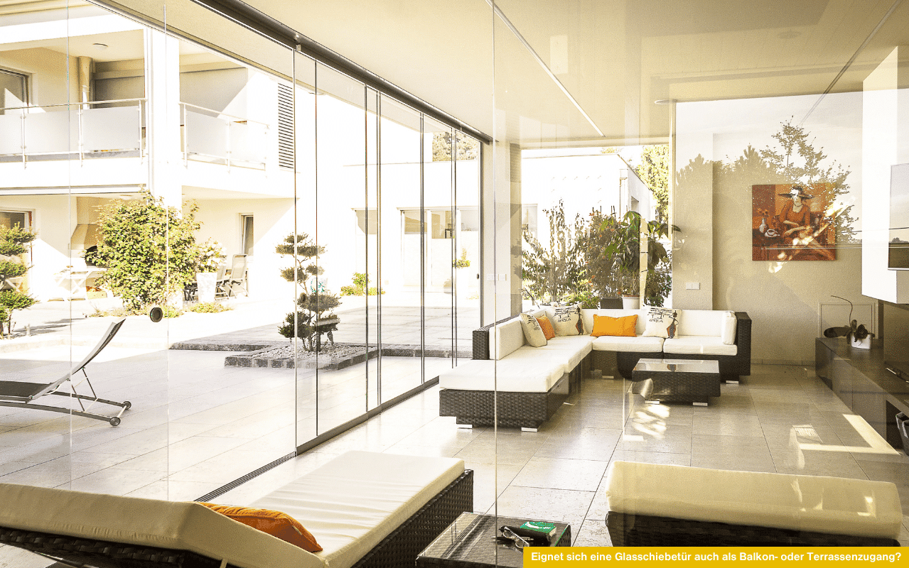 Eignet sich eine Glasschiebetür auch als Balkon- oder Terrassenzugang? Moderner Wohnraum mit rahmenloser Glasfront zur Terrasse.