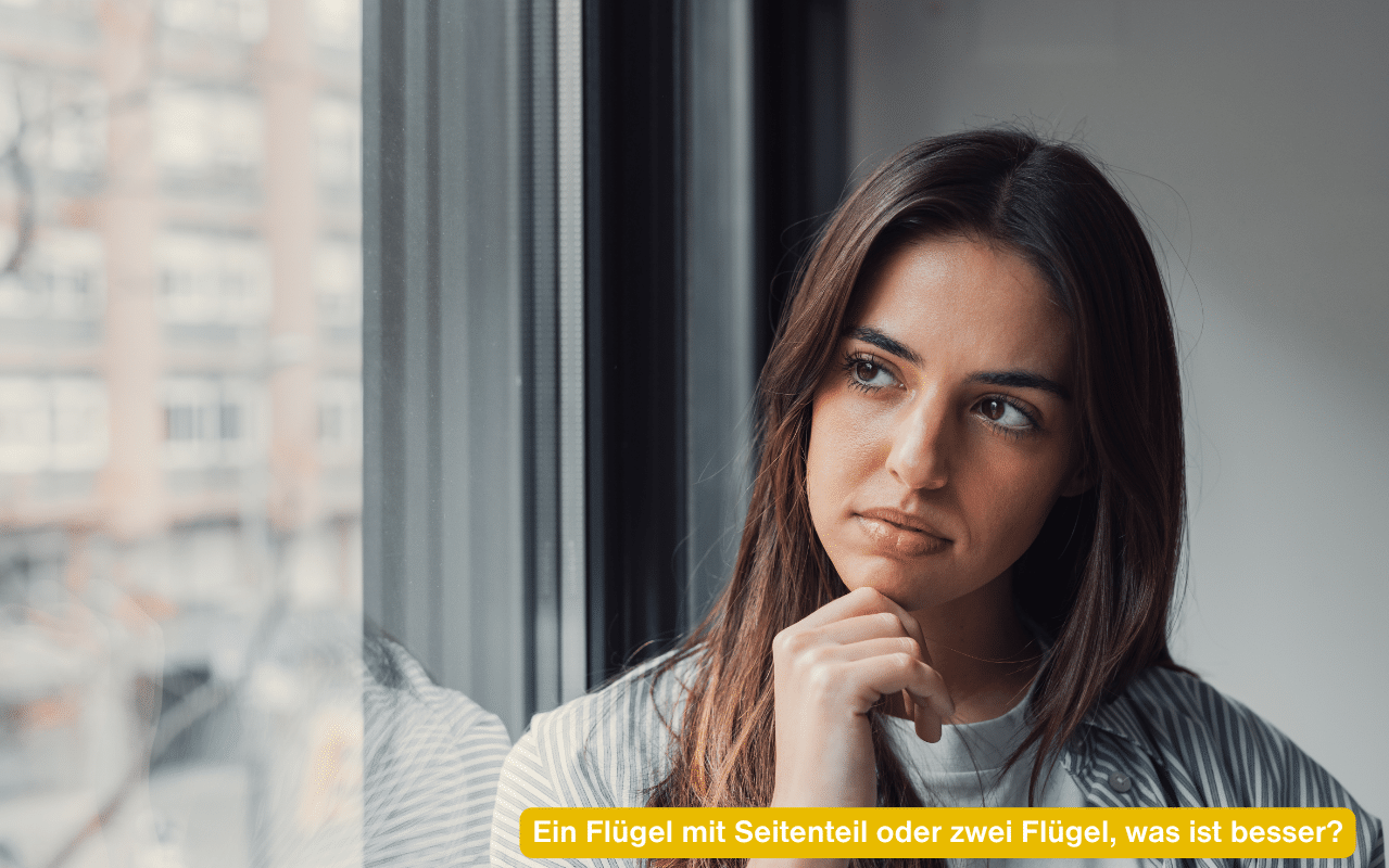 Ein Flügel mit Seitenteil oder zwei Flügel, was ist besser? Nachdenkliche Frau am Fenster mit der Hand am Kinn