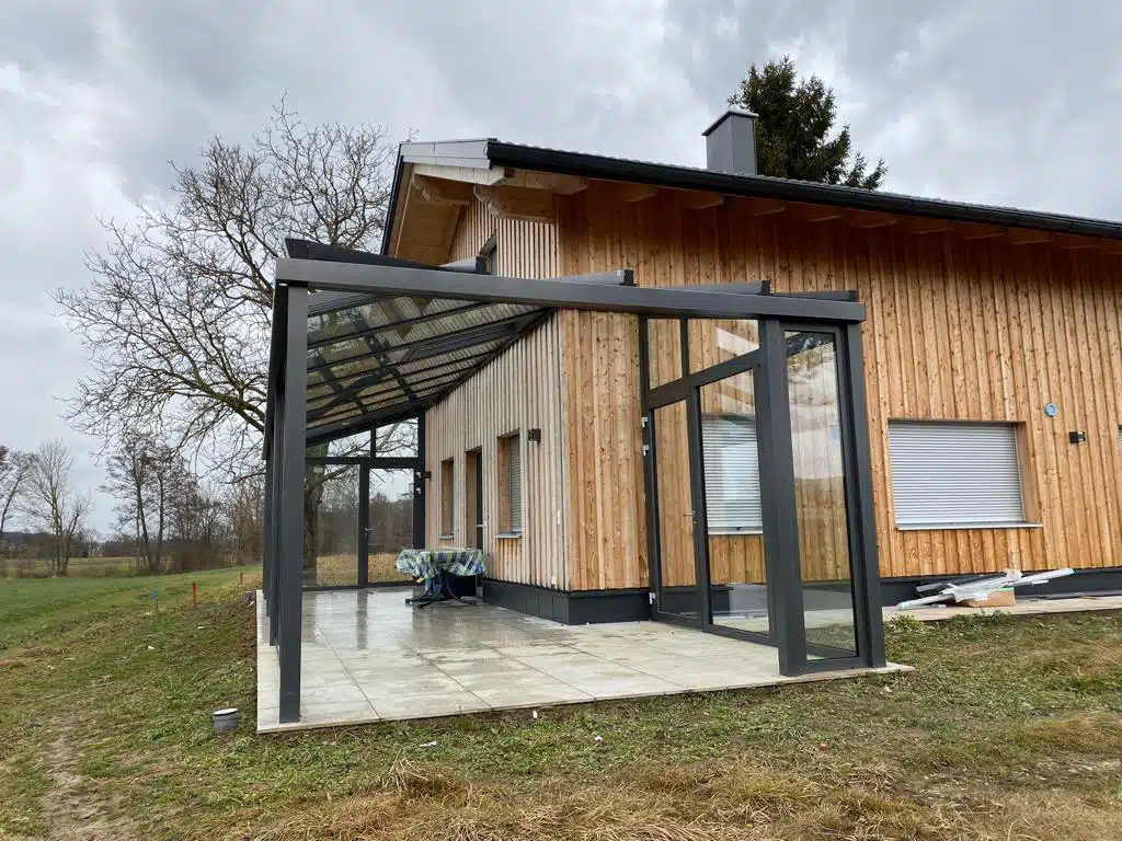 Ein neuer Schmidinger Wintergarten an Holzhaus wird angebaut