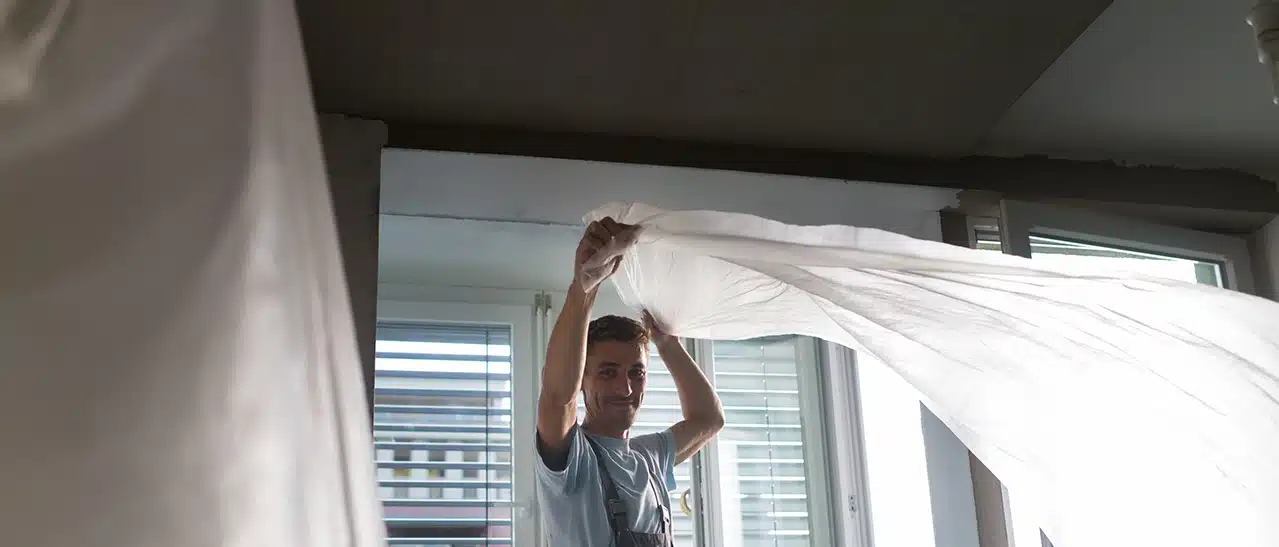 Beim Fenstertausch (fast) ohne Beschädigung Räume mit Malerfolie abdecken und Gehwege schützen