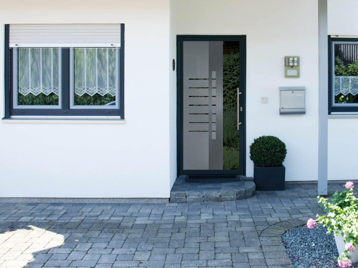 Aluminium-Eingangstür in Anthrazit mit sandgestrahlter Ganzglasfüllung, nach Maß für einen Altbau in Oberösterreich gefertigt