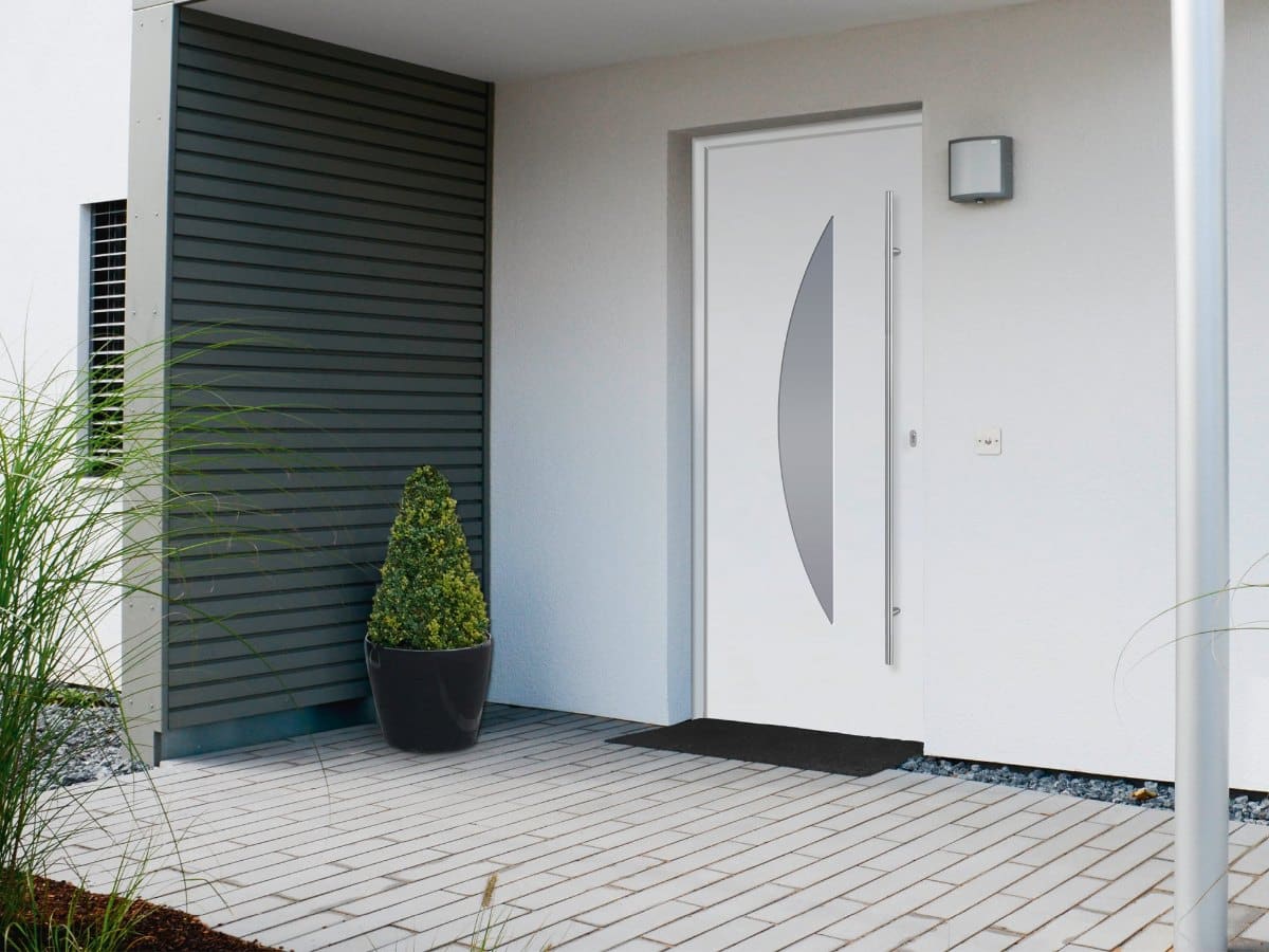 Weiße Aluminium-Eingangstür mit satiniertem Glasausschnitt und Edelstahlgriff, montiert in Oberösterreich